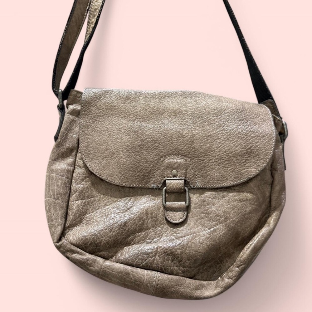 Tan Shoulder Bag with gray leather and Metal Clasp
